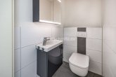 Gäste-WC - NEUBAU-BUNGALOW MIT ENERGIEEFFIZIENZKLASSE A+, GARAGE & SONNIGEM GARTEN!