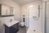 Badezimmer - NEUBAU-BUNGALOW MIT ENERGIEEFFIZIENZKLASSE A+, GARAGE & SONNIGEM GARTEN!