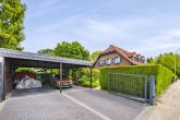 Carport - ZWEIFAMILIENHAUS MIT EINLIEGERWOHNUNG, DACHSTUDIO UND FÜNF BÄDERN
