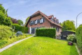 Rückansicht - ZWEIFAMILIENHAUS MIT EINLIEGERWOHNUNG, DACHSTUDIO UND FÜNF BÄDERN