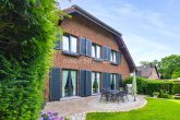 Terrasse - ZWEIFAMILIENHAUS MIT EINLIEGERWOHNUNG, DACHSTUDIO UND FÜNF BÄDERN