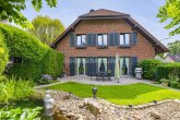 Rückansicht - ZWEIFAMILIENHAUS MIT EINLIEGERWOHNUNG, DACHSTUDIO UND FÜNF BÄDERN