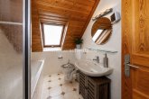 WE 2/ Bad 2 von 2 - ZWEIFAMILIENHAUS MIT EINLIEGERWOHNUNG, DACHSTUDIO UND FÜNF BÄDERN