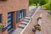 Eingang Einliegerwohnung/ Büro - ZWEIFAMILIENHAUS MIT EINLIEGERWOHNUNG, DACHSTUDIO UND FÜNF BÄDERN