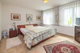 WE1: Elternschlafzimmer EG - ZWEIFAMILIENHAUS MIT EINLIEGERWOHNUNG, DACHSTUDIO UND FÜNF BÄDERN
