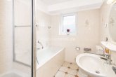 WE 3/ Einlieger: Bad - ZWEIFAMILIENHAUS MIT EINLIEGERWOHNUNG, DACHSTUDIO UND FÜNF BÄDERN