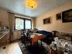 Wohnzimmeransicht 1 - MEHRGENERATIONENHAUS MIT POTENZIAL – BEREIT FÜR NEUE HÄNDE!