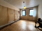 Wohnzimmeransicht 2 - MEHRGENERATIONENHAUS MIT POTENZIAL – BEREIT FÜR NEUE HÄNDE!