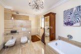 Badezimmer 1.OG Ansicht 1 - TRAUMHAFTES VILLENANWESEN DER EXTRAKLASSE AUF PARKÄHNLICHEM GRUNDSTÜCK!
