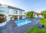 Pool Ansicht 1 - TRAUMHAFTES VILLENANWESEN DER EXTRAKLASSE AUF PARKÄHNLICHEM GRUNDSTÜCK!