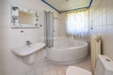 Badezimmer (vorher) - EIN- BIS ZWEIFAMILIENHAUS MIT POTENTIAL!
