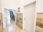 Diele/ Hauseingang - ALTBAU-CHARME AUSSEN, MODERNER WOHNKOMFORT INNEN – DREI WOHNEINHEITEN & PARKÄHNLICHER GARTEN