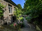 Blick von der Terrasse in den - ALTBAU-CHARME AUSSEN, MODERNER WOHNKOMFORT INNEN – DREI WOHNEINHEITEN & PARKÄHNLICHER GARTEN