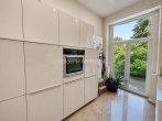 WE 3/ OG: Küche - ALTBAU-CHARME AUSSEN, MODERNER WOHNKOMFORT INNEN – DREI WOHNEINHEITEN & PARKÄHNLICHER GARTEN