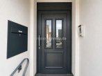 Haustüre - ALTBAU-CHARME AUSSEN, MODERNER WOHNKOMFORT INNEN – DREI WOHNEINHEITEN & PARKÄHNLICHER GARTEN