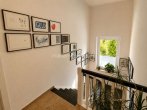 Treppenabgang - ALTBAU-CHARME AUSSEN, MODERNER WOHNKOMFORT INNEN – DREI WOHNEINHEITEN & PARKÄHNLICHER GARTEN