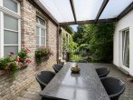 Terrasse überdacht - ALTBAU-CHARME AUSSEN, MODERNER WOHNKOMFORT INNEN – DREI WOHNEINHEITEN & PARKÄHNLICHER GARTEN