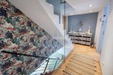Treppe mit Glaswand - SORGENFREI WOHNEN – MODERNSTE HAUSTECHNIK & HÖCHSTE ENERGIEEFFIZIENZ