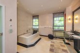 Wellness-Bad mit Sauna - STILVOLL WOHNEN. AUSSERGEWÖHNLICH LEBEN – ANWESEN MIT WELLNESSBEREICH & PARKÄHNLICHER GARTENANLAGE