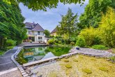 Rückansicht - STILVOLL WOHNEN. AUSSERGEWÖHNLICH LEBEN – ANWESEN MIT WELLNESSBEREICH & PARKÄHNLICHER GARTENANLAGE