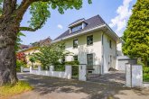 Vorderansicht - STILVOLL WOHNEN. AUSSERGEWÖHNLICH LEBEN – ANWESEN MIT WELLNESSBEREICH & PARKÄHNLICHER GARTENANLAGE