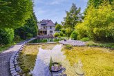 Rückansicht - STILVOLL WOHNEN. AUSSERGEWÖHNLICH LEBEN – ANWESEN MIT WELLNESSBEREICH & PARKÄHNLICHER GARTENANLAGE