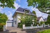 Vorderansicht - STILVOLL WOHNEN. AUSSERGEWÖHNLICH LEBEN – ANWESEN MIT WELLNESSBEREICH & PARKÄHNLICHER GARTENANLAGE
