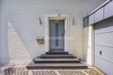 Hauseingang - STILVOLL WOHNEN. AUSSERGEWÖHNLICH LEBEN – ANWESEN MIT WELLNESSBEREICH & PARKÄHNLICHER GARTENANLAGE