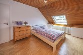 Gästezimmer - PLATZ FÜR GENERATIONEN – MODERNISIERTE BÄDER, KAMINOFEN, TERRASSE & GROSSER GARTEN