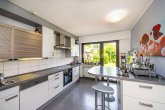 Küche - PLATZ FÜR GENERATIONEN – MODERNISIERTE BÄDER, KAMINOFEN, TERRASSE & GROSSER GARTEN