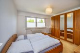 Elternschafzimmer - PLATZ FÜR GENERATIONEN – MODERNISIERTE BÄDER, KAMINOFEN, TERRASSE & GROSSER GARTEN