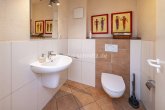 Gäste-WC - PLATZ FÜR GENERATIONEN – MODERNISIERTE BÄDER, KAMINOFEN, TERRASSE & GROSSER GARTEN