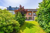 Rückansicht - PLATZ FÜR GENERATIONEN – MODERNISIERTE BÄDER, KAMINOFEN, TERRASSE & GROSSER GARTEN