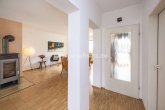Wohnen/ Essen mit Kamin - PLATZ FÜR GENERATIONEN – MODERNISIERTE BÄDER, KAMINOFEN, TERRASSE & GROSSER GARTEN