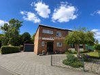 Vorderansicht - DOPPELHAUSHÄLFTE MIT SONNENTERRASSE, GARTEN, GARAGE, DREI STELLPLÄTZEN – GESTALTEN SIE IHR TRAUMHAUS