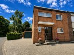 Vorderansicht - DOPPELHAUSHÄLFTE MIT SONNENTERRASSE, GARTEN, GARAGE, DREI STELLPLÄTZEN – GESTALTEN SIE IHR TRAUMHAUS